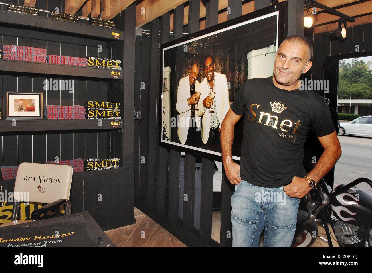 File photo : Christian Audigier presenta 'Met', la sua ultima collezione di moda in onore della leggenda rock francese Johnny Hallyday nel suo negozio di Melrose Avenue a Los Angeles, CA, USA il 29 luglio 2006. Il designer ed Hardy Christian Audigier è scomparso all'età di 57 anni. L'esperto francese di moda aveva combattuto il cancro, sindrome mielodisplastica (MDS). Christian era meglio conosciuto per il suo lavoro con la band alternativa ed Hardy e ha contribuito a rendere famoso il suo cranio e tatuaggio destintivo. Foto di Lionel Hahn/ABACAPRESS.COM Foto Stock
