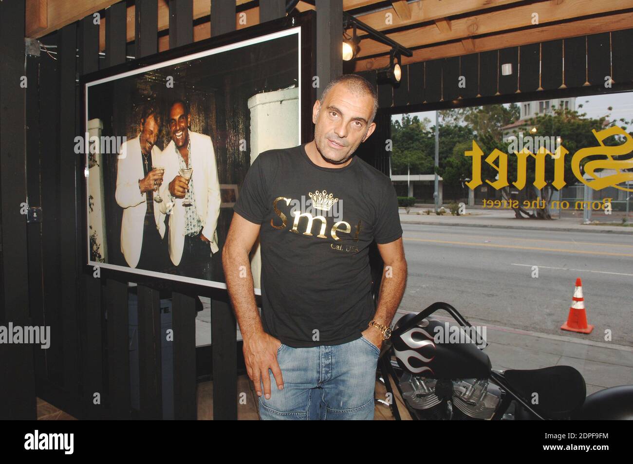 File photo : Christian Audigier presenta 'Met', la sua ultima collezione di moda in onore della leggenda rock francese Johnny Hallyday nel suo negozio di Melrose Avenue a Los Angeles, CA, USA il 29 luglio 2006. Il designer ed Hardy Christian Audigier è scomparso all'età di 57 anni. L'esperto francese di moda aveva combattuto il cancro, sindrome mielodisplastica (MDS). Christian era meglio conosciuto per il suo lavoro con la band alternativa ed Hardy e ha contribuito a rendere famoso il suo cranio e tatuaggio destintivo. Foto di Lionel Hahn/ABACAPRESS.COM Foto Stock