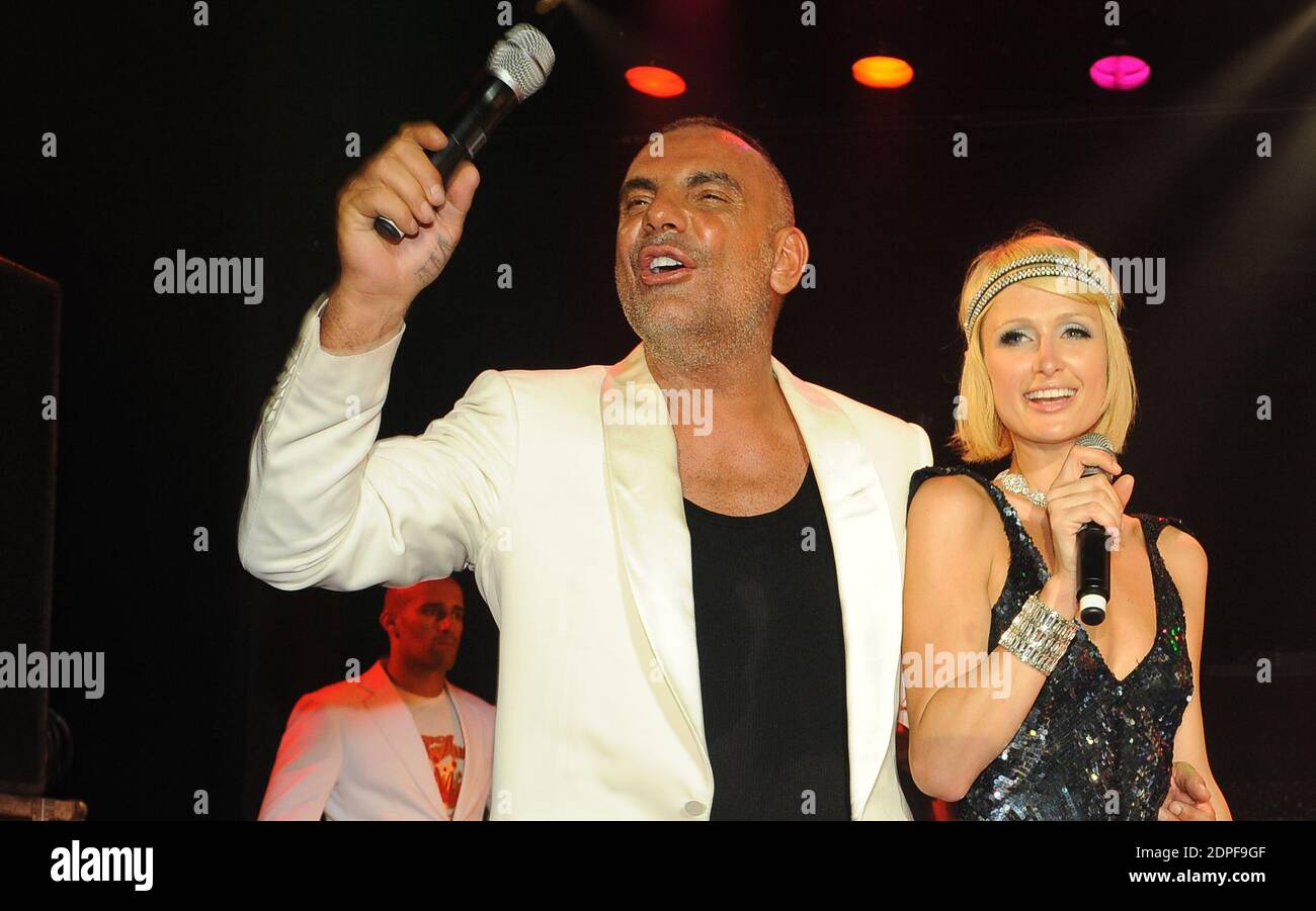 File photo : EXCLUSIVE - Paris Hilton and Christian Audigier festeggiando durante la festa di compleanno di Christian Audigier che si è tenuta presso la VIP-Room durante il 62° Festival di Cannes al Palais des Festivals a Cannes, in Francia, il 21 maggio 2009. Il designer ed Hardy Christian Audigier è scomparso all'età di 57 anni. L'esperto francese di moda aveva combattuto il cancro, sindrome mielodisplastica (MDS). Christian era meglio conosciuto per il suo lavoro con la band alternativa ed Hardy e ha contribuito a rendere famoso il suo cranio e tatuaggio destintivo. Foto di Bellak-Orban-Nebinger-Gorassini/ABACAPRESS.COM Foto Stock