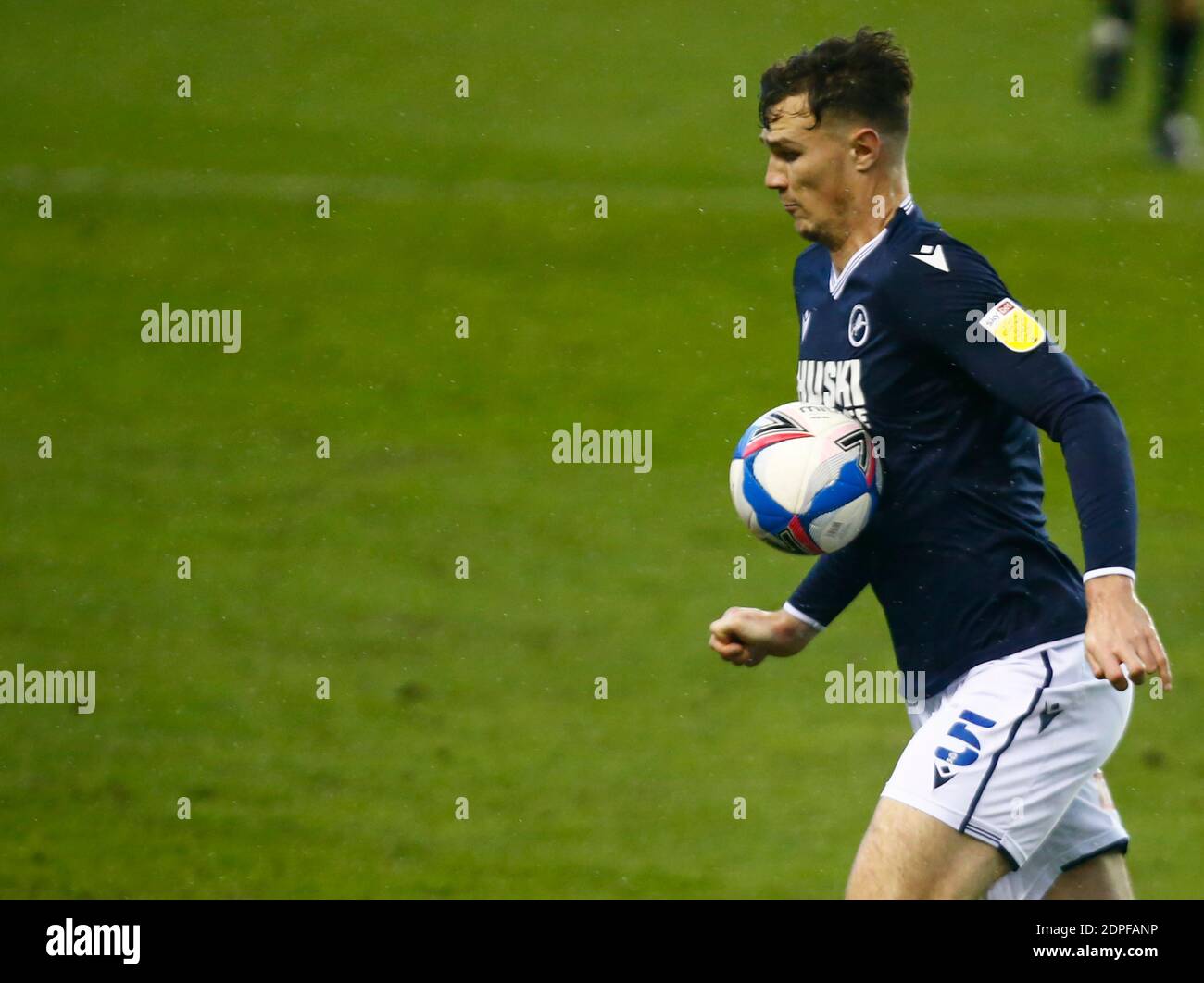 LONDRA, Regno Unito, DICEMBRE 19: Jake Cooper di Millwall durante il campionato Sky Bet tra Millwall e la foresta di Nottingham allo stadio Den, Londra, il 19 dicembre 2020 Credit: Action Foto Sport/Alamy Live News Foto Stock