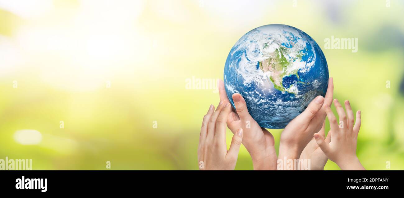 Terra in mani di famiglia. Concetto di giornata mondiale dell'ambiente. Elementi di questa immagine fornita dalla NASA Foto Stock