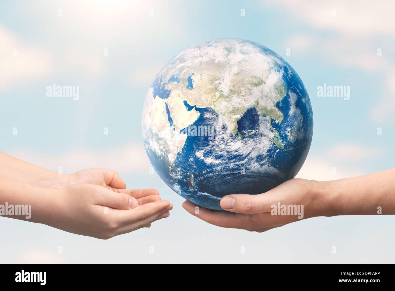 Mano che tiene il globo terrestre. Concetto di giornata mondiale dell'ambiente. Elementi di questa immagine forniti dalla NASA Foto Stock