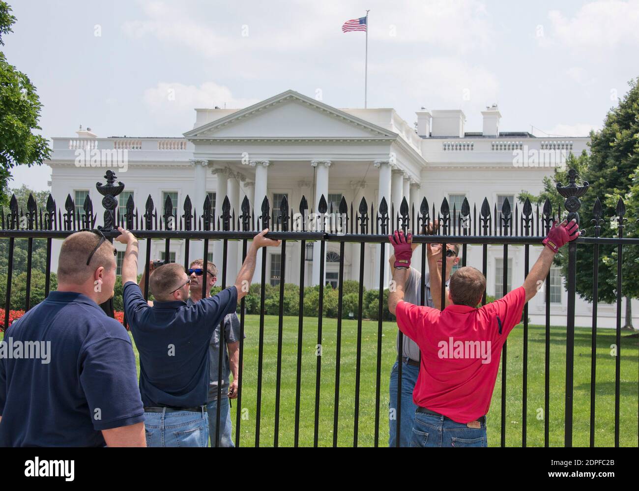 I lavoratori aggiungono nuove misure di sicurezza alla recinzione di fronte alla Casa Bianca a Washington, DC, USA, mercoledì 1 luglio 2015. Le nuove misure sono progettate per scoraggiare i ponticelli e gli intrusi della recinzione. Foto di Ron Sachs/CNP/ABACAPRESS.COM Foto Stock