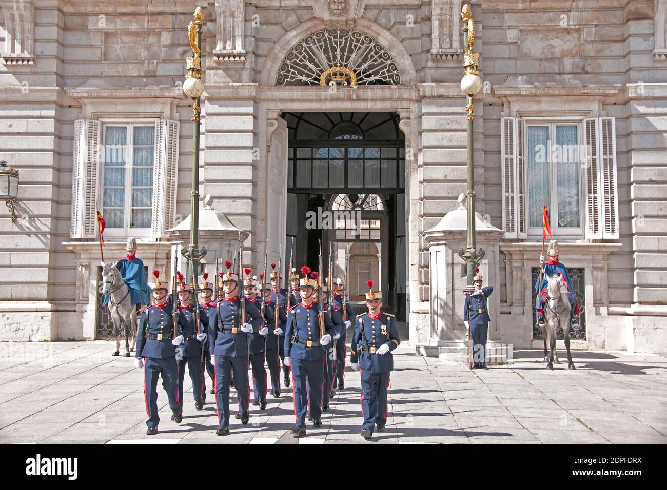 Guardia del palazzo, cambio della guardia, Madrid, Spagna Foto Stock