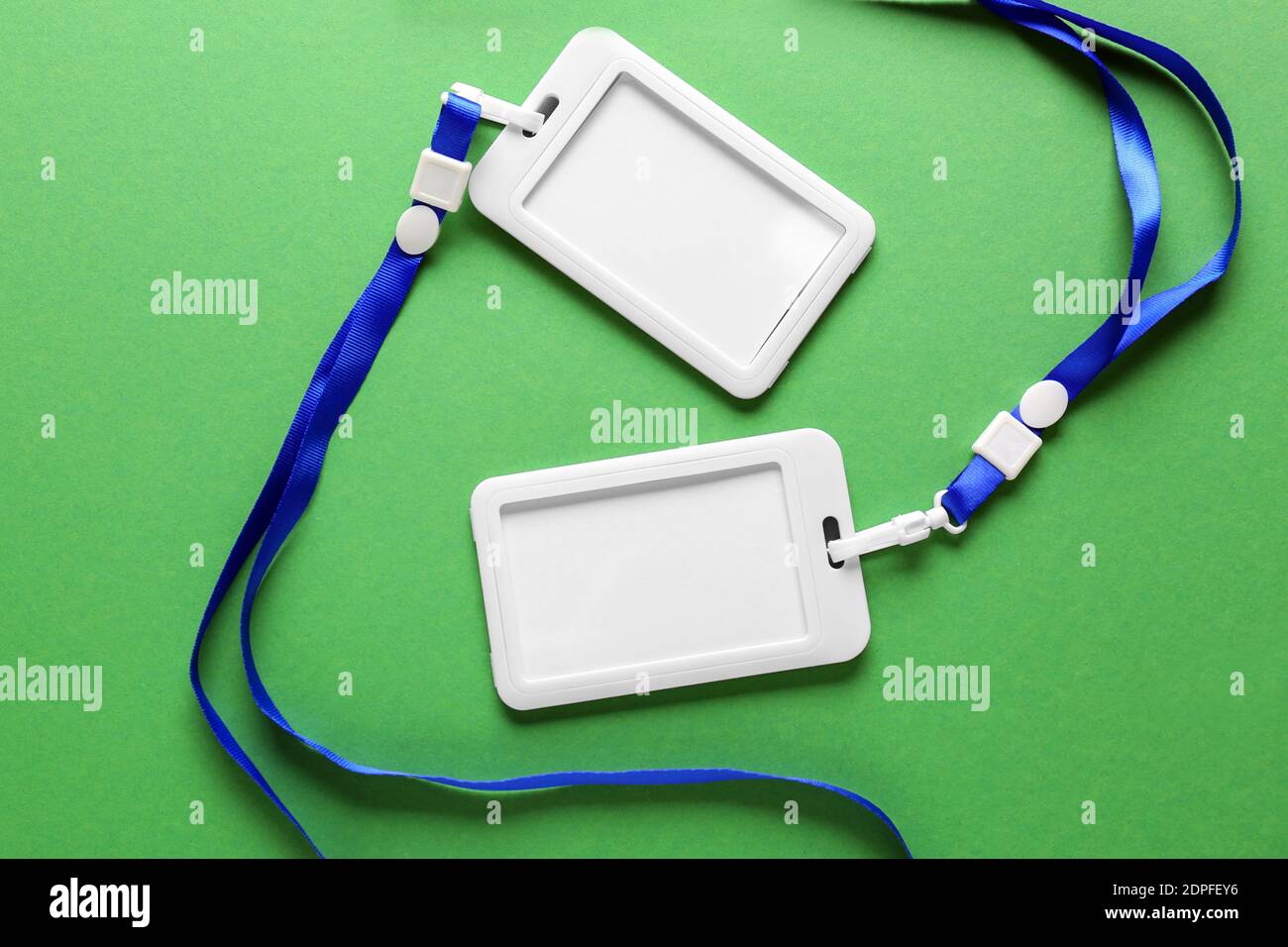 Badge vuoti su sfondo a colori Foto Stock