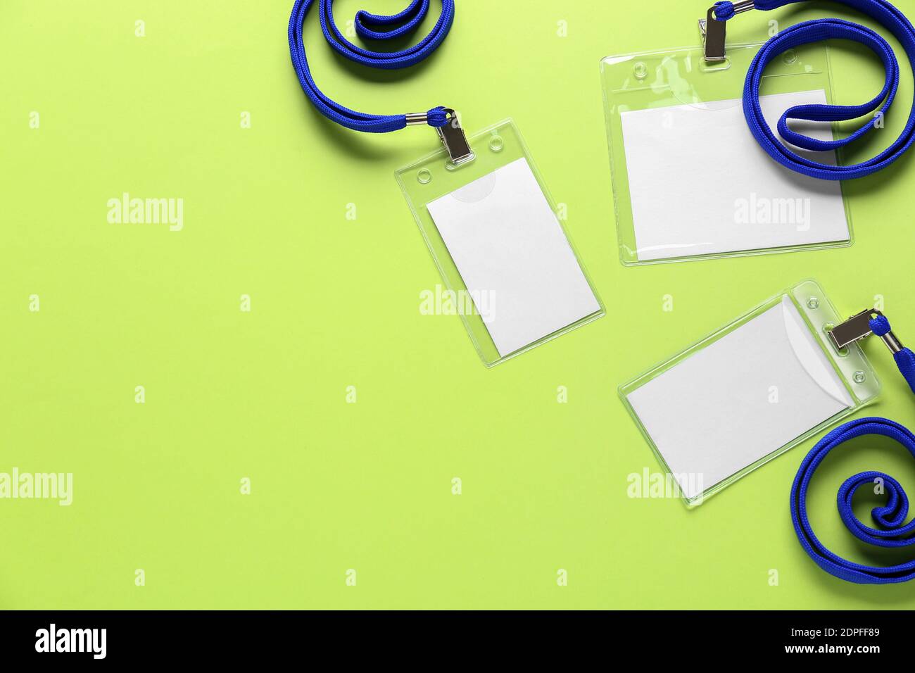 Badge vuoti su sfondo a colori Foto Stock