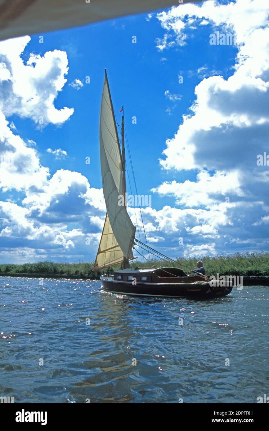 Hustler yacht vela su un fiume sul Norfolk Broads, Inghilterra 2004 Foto Stock