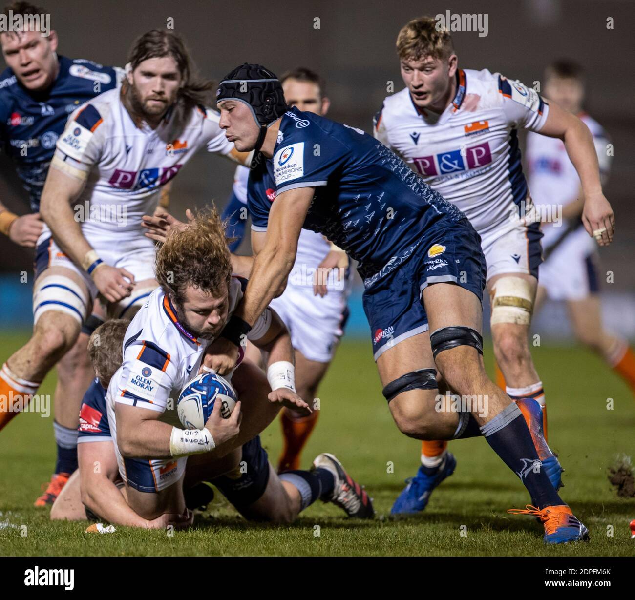 19 dicembre 2020; AJ Bell Stadium, Salford, Lancashire, Inghilterra; European Champions Cup Rugby, sale Sharks contro Edimburgo; JP du Preez of sale Sharks ha affrontato Pierre Schoeman di Edinburgh Rugby Foto Stock