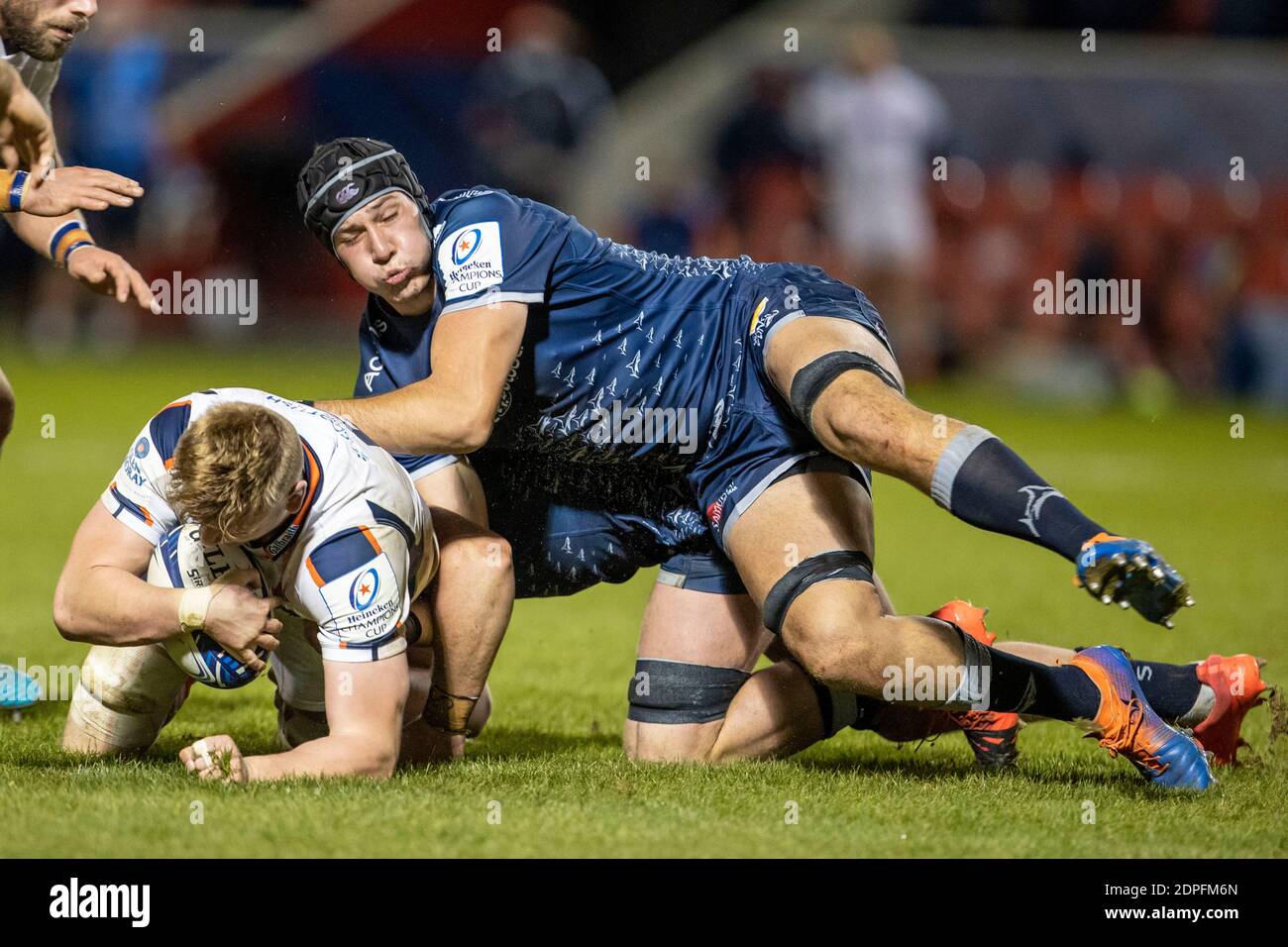 19 dicembre 2020; AJ Bell Stadium, Salford, Lancashire, Inghilterra; European Champions Cup Rugby, sale Sharks contro Edimburgo; JP du Preez of sale Sharks fa un'azione Foto Stock