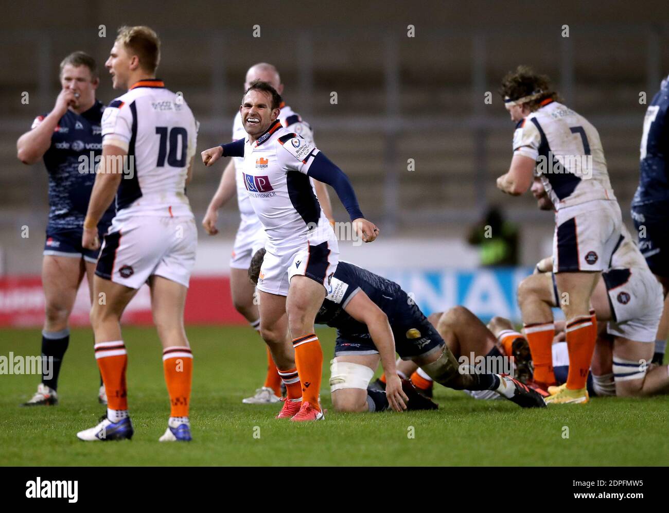 Edinburgh Rugby's NIC Groom (terza a sinistra) festeggia alla fine della partita della European Champions Cup all'AJ Bell Stadium di Salford. Foto Stock