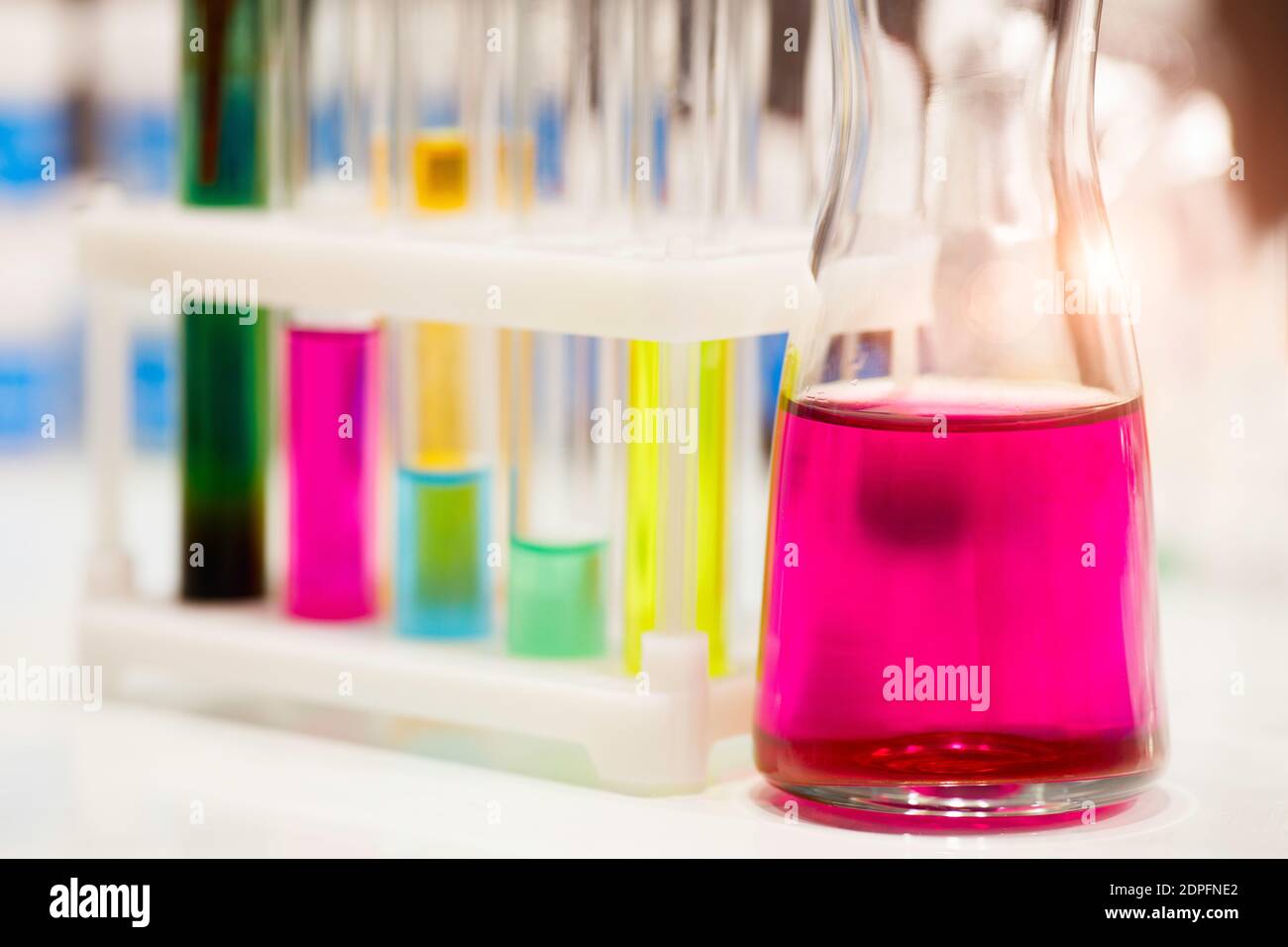 Vetro Laboratorio chimico provette con liquido per le analisi , medico, farmaceutico e della ricerca scientifica del concetto. Foto Stock
