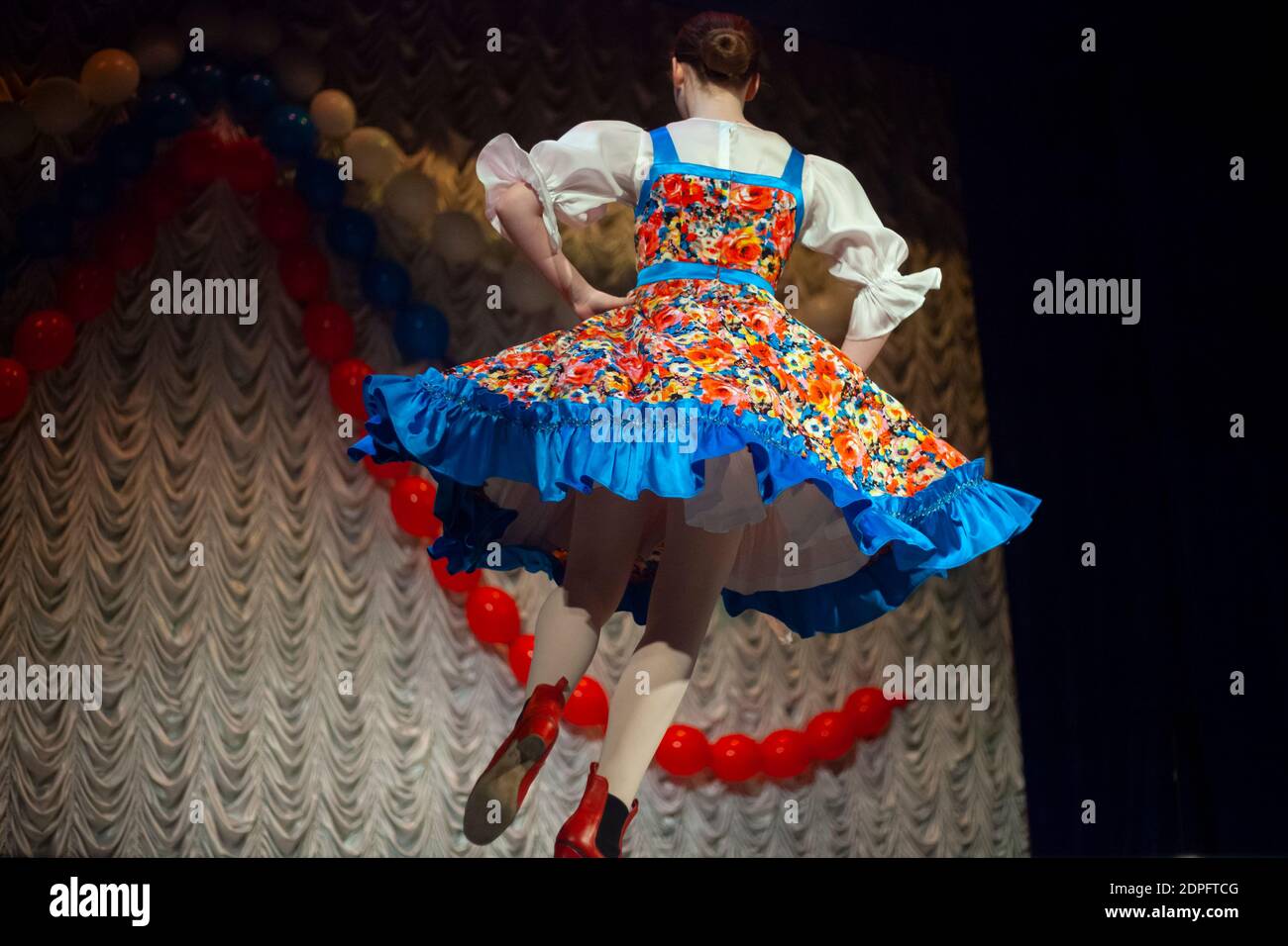 Danza popolare. Performance musicale. Il vestito si innalza dal giro della ragazza. Le ragazze mostrano un numero coreografico. Movimento rapido. Scene scure e movem veloce Foto Stock