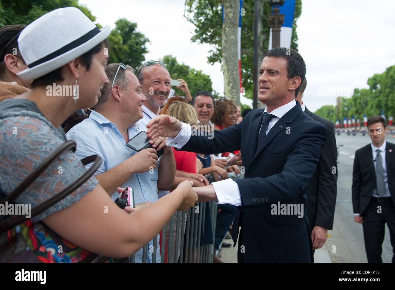 Il primo ministro francese Manuel Valls incontra i cittadini dopo aver partecipato alla parata militare annuale della Bastiglia del 2015 in Place de la Concorde a Parigi, Francia, il 13 luglio 2015. Il presidente pena Nieto è in visita di Stato di tre giorni in Francia. Foto di Thierry Orban/ABACAPRESS.COM Foto Stock