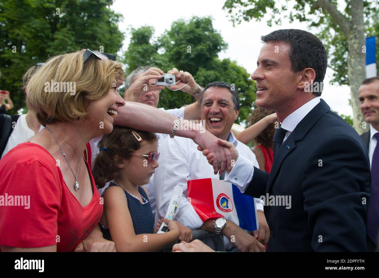 Il primo ministro francese Manuel Valls incontra i cittadini dopo aver partecipato alla parata militare annuale della Bastiglia del 2015 in Place de la Concorde a Parigi, Francia, il 13 luglio 2015. Il presidente pena Nieto è in visita di Stato di tre giorni in Francia. Foto di Thierry Orban/ABACAPRESS.COM Foto Stock