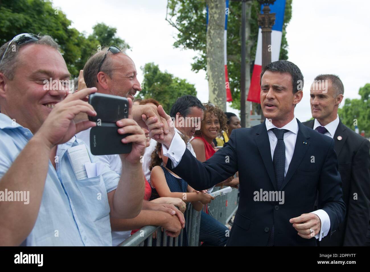 Il primo ministro francese Manuel Valls incontra i cittadini dopo aver partecipato alla parata militare annuale della Bastiglia del 2015 in Place de la Concorde a Parigi, Francia, il 13 luglio 2015. Il presidente pena Nieto è in visita di Stato di tre giorni in Francia. Foto di Thierry Orban/ABACAPRESS.COM Foto Stock