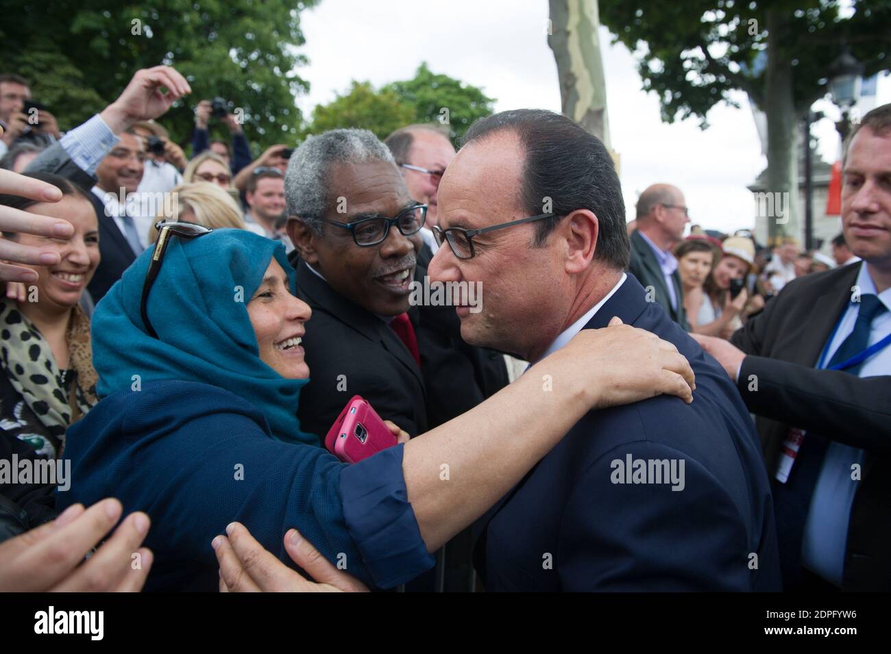 Il presidente francese Francois Hollande incontra i cittadini dopo aver partecipato alla parata militare annuale della Bastiglia del 2015 in Place de la Concorde a Parigi, Francia, il 13 luglio 2015. Il presidente pena Nieto è in visita di Stato di tre giorni in Francia. Foto di Thierry Orban/ABACAPRESS.COM Foto Stock