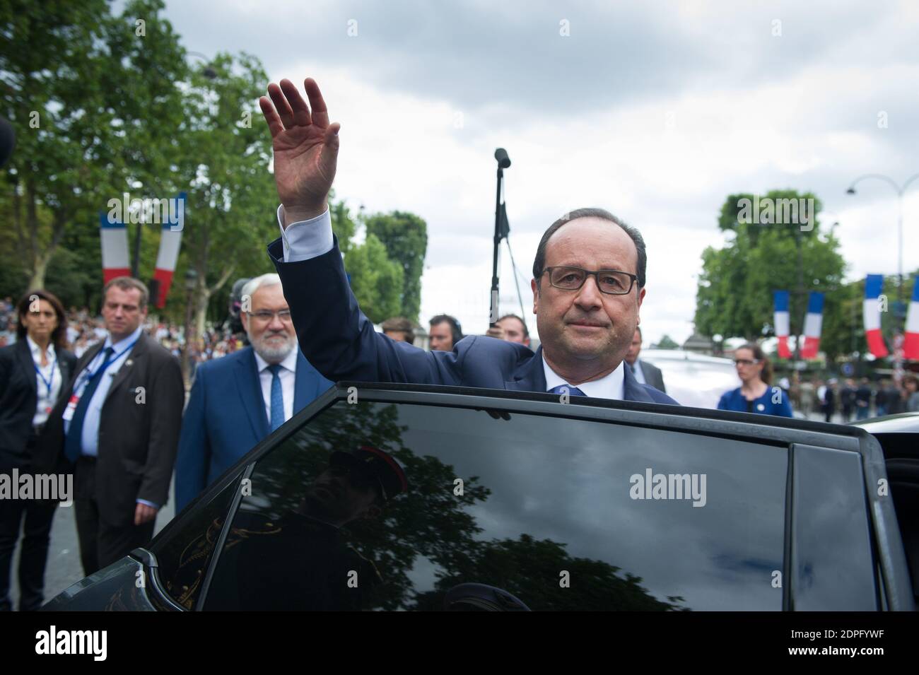 Il presidente francese Francois Hollande partirà dopo aver partecipato alla parata militare annuale della Bastiglia del 2015 in Place de la Concorde a Parigi, Francia, il 13 luglio 2015. Il presidente pena Nieto è in visita di Stato di tre giorni in Francia. Foto di Thierry Orban/ABACAPRESS.COM Foto Stock