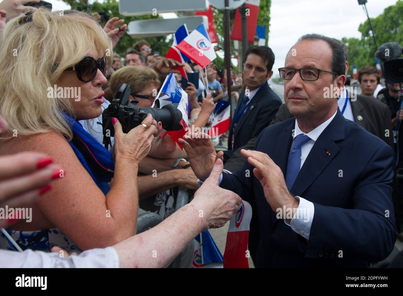 Il presidente francese Francois Hollande incontra i cittadini dopo aver partecipato alla parata militare annuale della Bastiglia del 2015 in Place de la Concorde a Parigi, Francia, il 13 luglio 2015. Il presidente pena Nieto è in visita di Stato di tre giorni in Francia. Foto di Thierry Orban/ABACAPRESS.COM Foto Stock