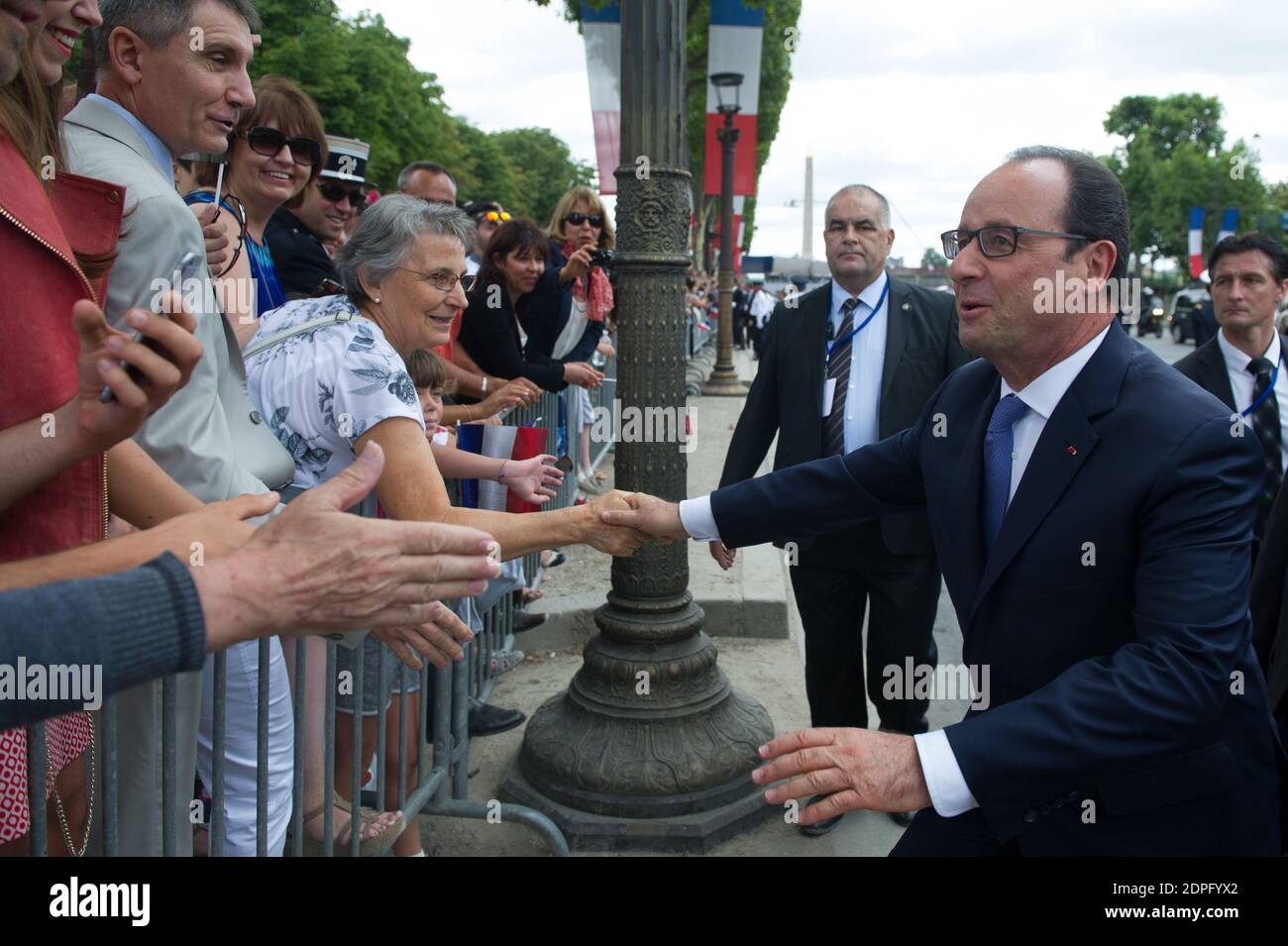 Il presidente francese Francois Hollande incontra i cittadini dopo aver partecipato alla parata militare annuale della Bastiglia del 2015 in Place de la Concorde a Parigi, Francia, il 13 luglio 2015. Il presidente pena Nieto è in visita di Stato di tre giorni in Francia. Foto di Thierry Orban/ABACAPRESS.COM Foto Stock