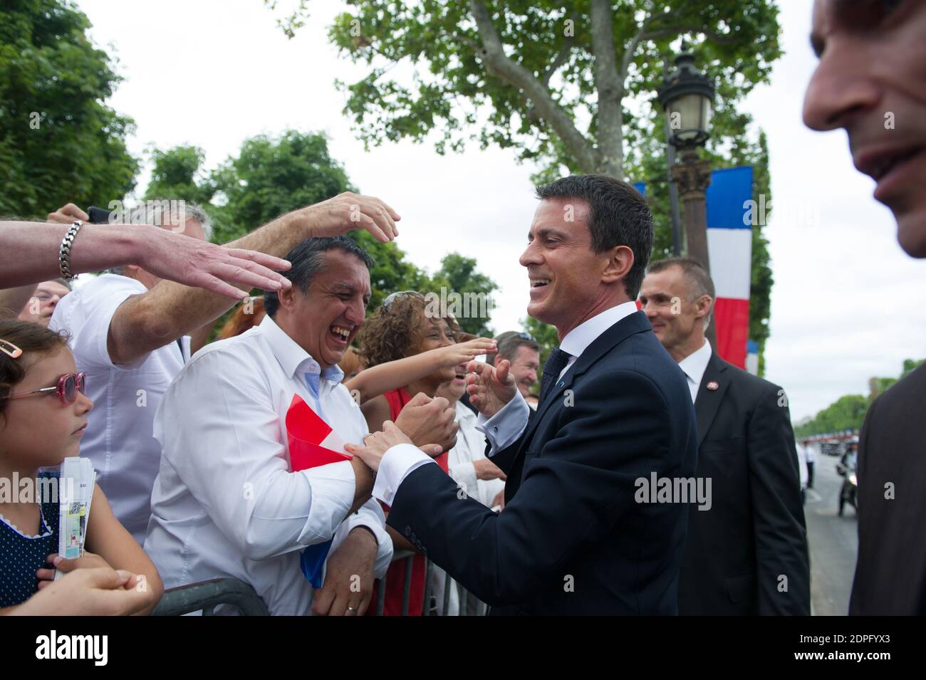 Il primo ministro francese Manuel Valls incontra i cittadini dopo aver partecipato alla parata militare annuale della Bastiglia del 2015 in Place de la Concorde a Parigi, Francia, il 13 luglio 2015. Il presidente pena Nieto è in visita di Stato di tre giorni in Francia. Foto di Thierry Orban/ABACAPRESS.COM Foto Stock
