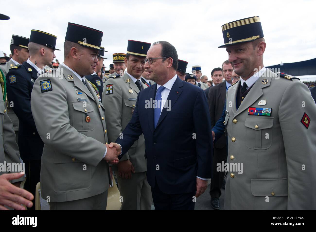 Il presidente francese Francois Hollande saluta gli ufficiali dopo aver partecipato alla parata militare annuale della Bastiglia del 2015 in Place de la Concorde a Parigi, Francia, il 13 luglio 2015. Il presidente pena Nieto è in visita di Stato di tre giorni in Francia. Foto di Thierry Orban/ABACAPRESS.COM Foto Stock