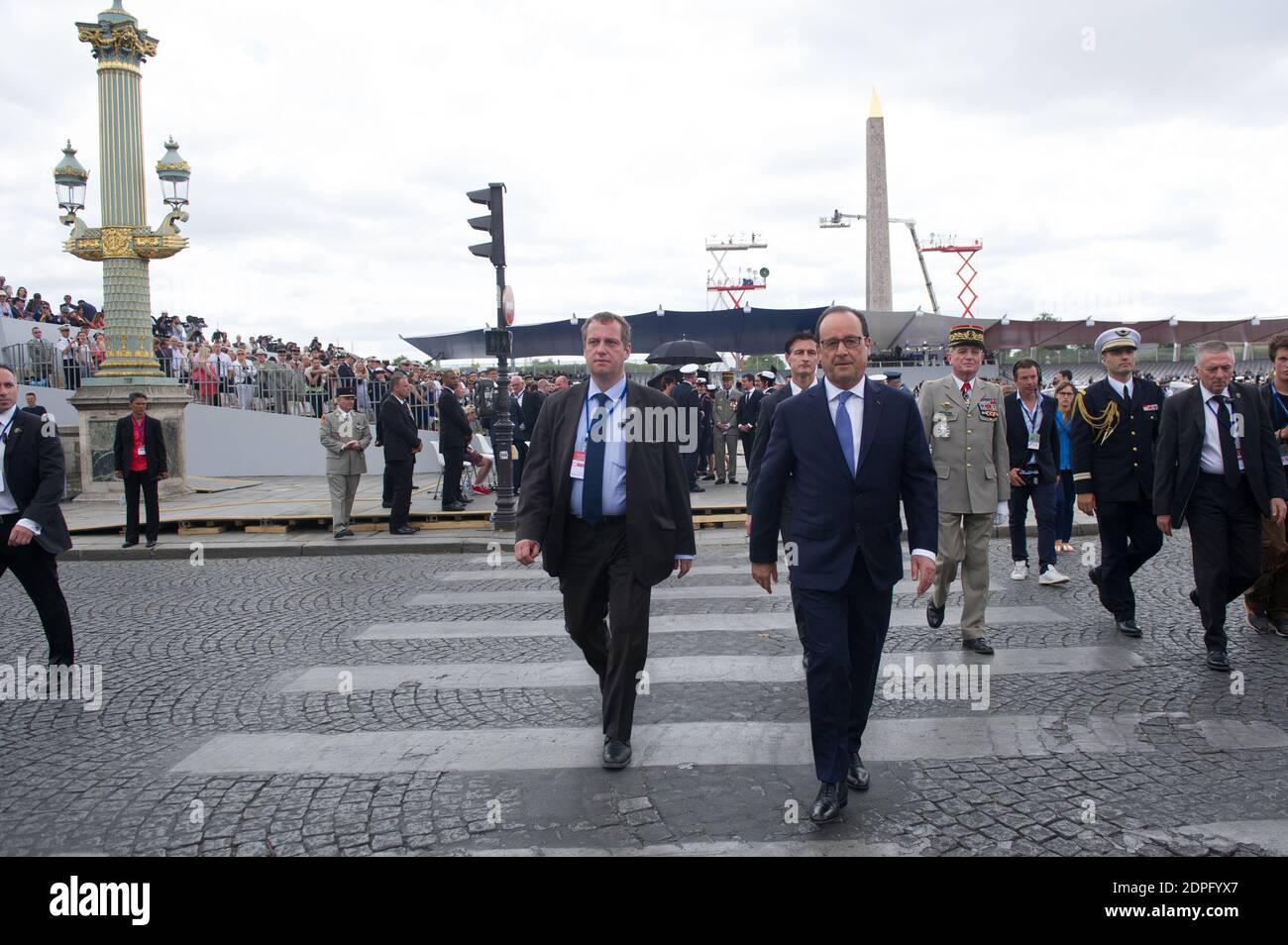 Il presidente francese Francois Hollande incontra i cittadini dopo aver partecipato alla parata militare annuale della Bastiglia del 2015 in Place de la Concorde a Parigi, Francia, il 13 luglio 2015. Il presidente pena Nieto è in visita di Stato di tre giorni in Francia. Foto di Thierry Orban/ABACAPRESS.COM Foto Stock