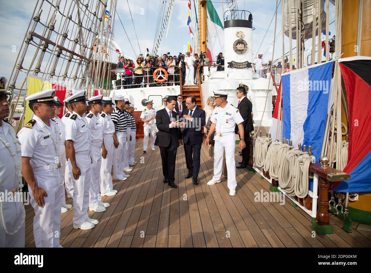 Il presidente francese Francois Hollande e il suo omologo messicano Enrique pena Nieto durante una visita a bordo della nave da addestramento messicana "Cuauhtemoc" ormeggiata al largo del museo MuCEM a Marsiglia, Francia meridionale, il 15 luglio 2015. Il presidente pena Nieto è in visita di Stato di quattro giorni in Francia. Foto di Franck Bessiere/ABACAPRESS.COM Foto Stock