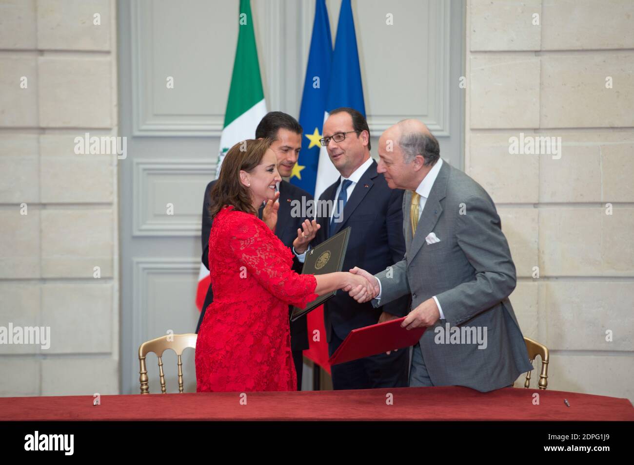 Il presidente messicano Enrique pena Nieto incontra il presidente francese Francois Hollande ad Elysee. Il presidente messicano è in visita di Stato di quattro giorni in Francia.Paris, FRANCIA - 16/07/2015. Foto Stock