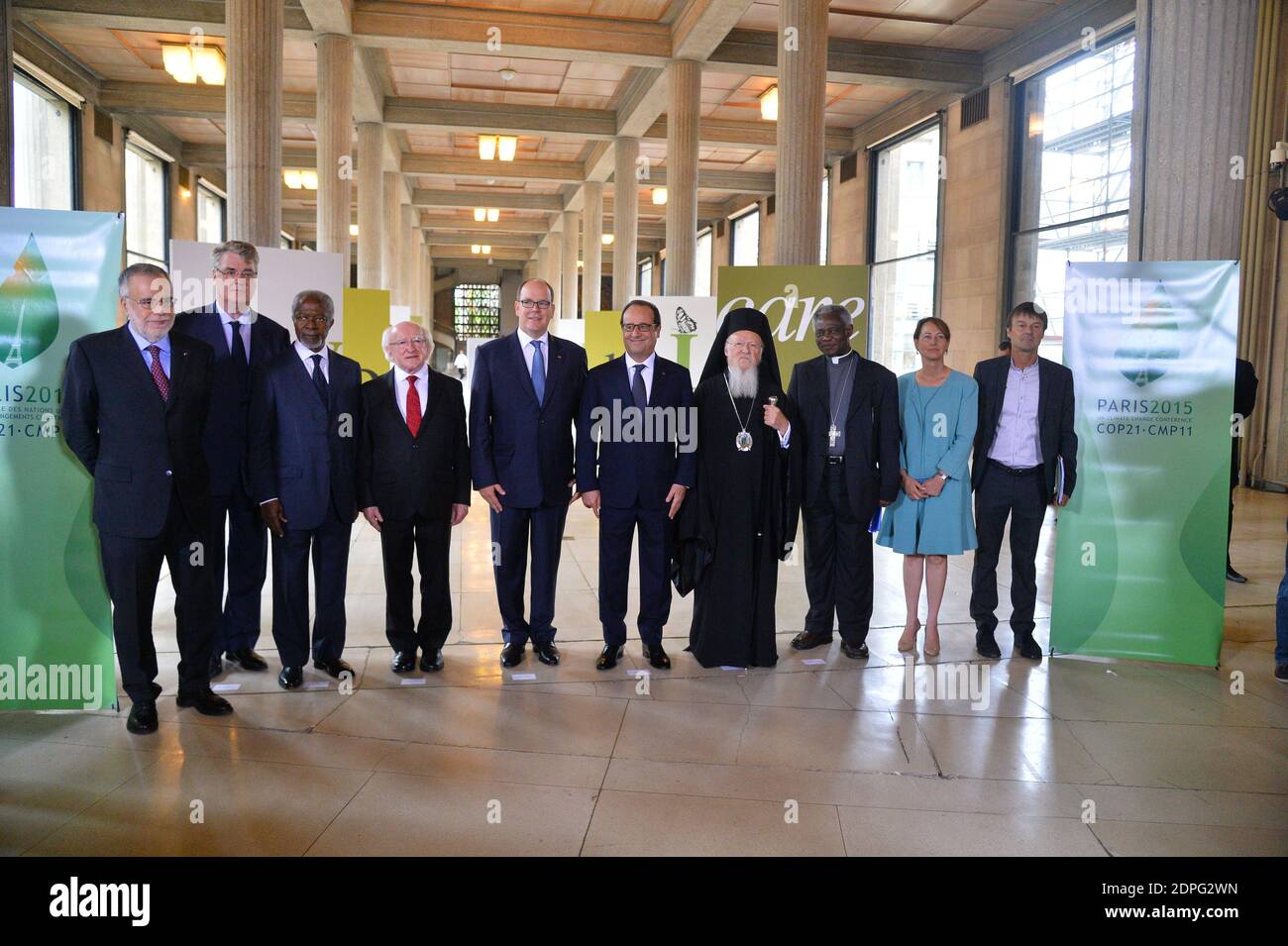 (L-R) Fondatore della Comunità di Sant'Egidio Andrea Riccardi, Presidente del CESE Jean-Paul Delevoye, Presidente della ONG "gli anziani", ex Segretario generale delle Nazioni Unite Kofi Annan, Presidente della Repubblica irlandese Michael Higgins, Principe Alberto II di Monaco, Presidente francese Francois Hollande, Patriarca ecumenico di Costantinopoli Bartolomeo i, cardinale Ghanaiano e Presidente del Pontificio Consiglio della Giustizia e della Pace Peter Turkson, Ministro francese dell'Ecologia, dello sviluppo sostenibile e dell'energia Segolene, attivista ambientale e inviato speciale per la protezione del pianeta Nicolas H. Foto Stock