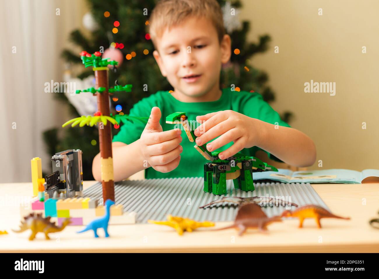 Bambini lego immagini e fotografie stock ad alta risoluzione - Alamy