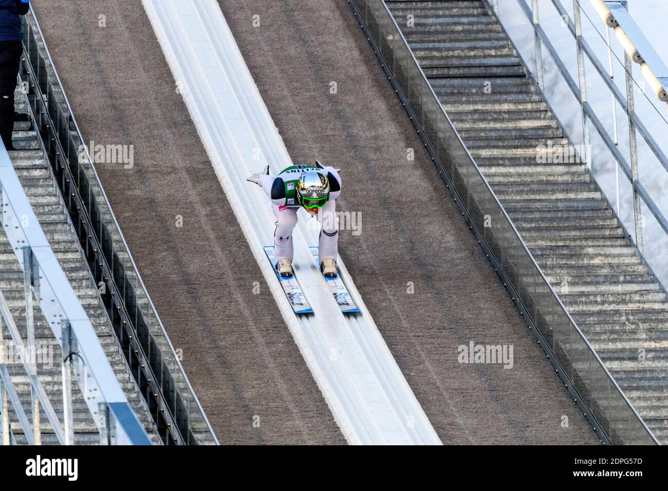 Engelberg, Svizzera. 19 dicembre 2020. Alex Insam Italia è in azione nel concorso individuale maschile High Hill al FIS Skisprung WeltCup 2020 (Photo by Eric Dubost/Pacific Press) Credit: Pacific Press Media Production Corp./Alamy Live News Foto Stock