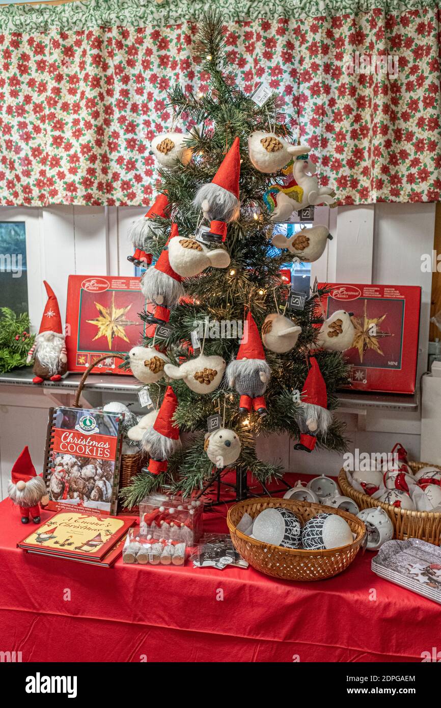 Un piccolo albero di Natale decorato in un negozio Foto Stock