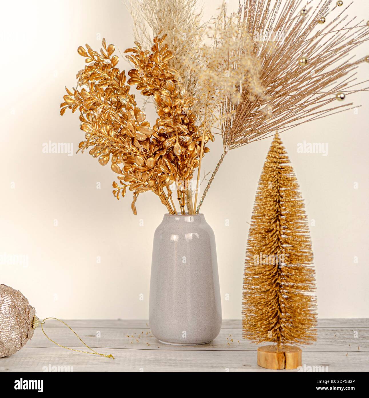 Composizione di erba di pampas con decorazione di rametto dorato di  Capodanno in un vaso su