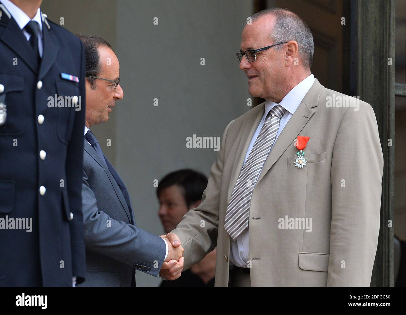 Il presidente francese Francois Hollande stringe le mani con l'uomo britannico Chris Norman dopo una cerimonia in onore di Spencer Stone, Alek Skarlatos e Anthony Sandler, presso l'Elysee Palace di Parigi, in Francia, il 24 agosto 2015. I tre amici americani e il britannico Chris Norman hanno ricevuto la medaglia Legione d'onore per il coraggio. Hanno impedito un massacro a bordo di un treno ad alta velocità Thalys durante il tragitto per Parigi da Amsterdam venerdì, quando un artigliere marocchino fortemente armato noto come Ayoub El Khazzani ha aperto il fuoco. Foto di Christian Liegi/ABACAPRESS.COM Foto Stock