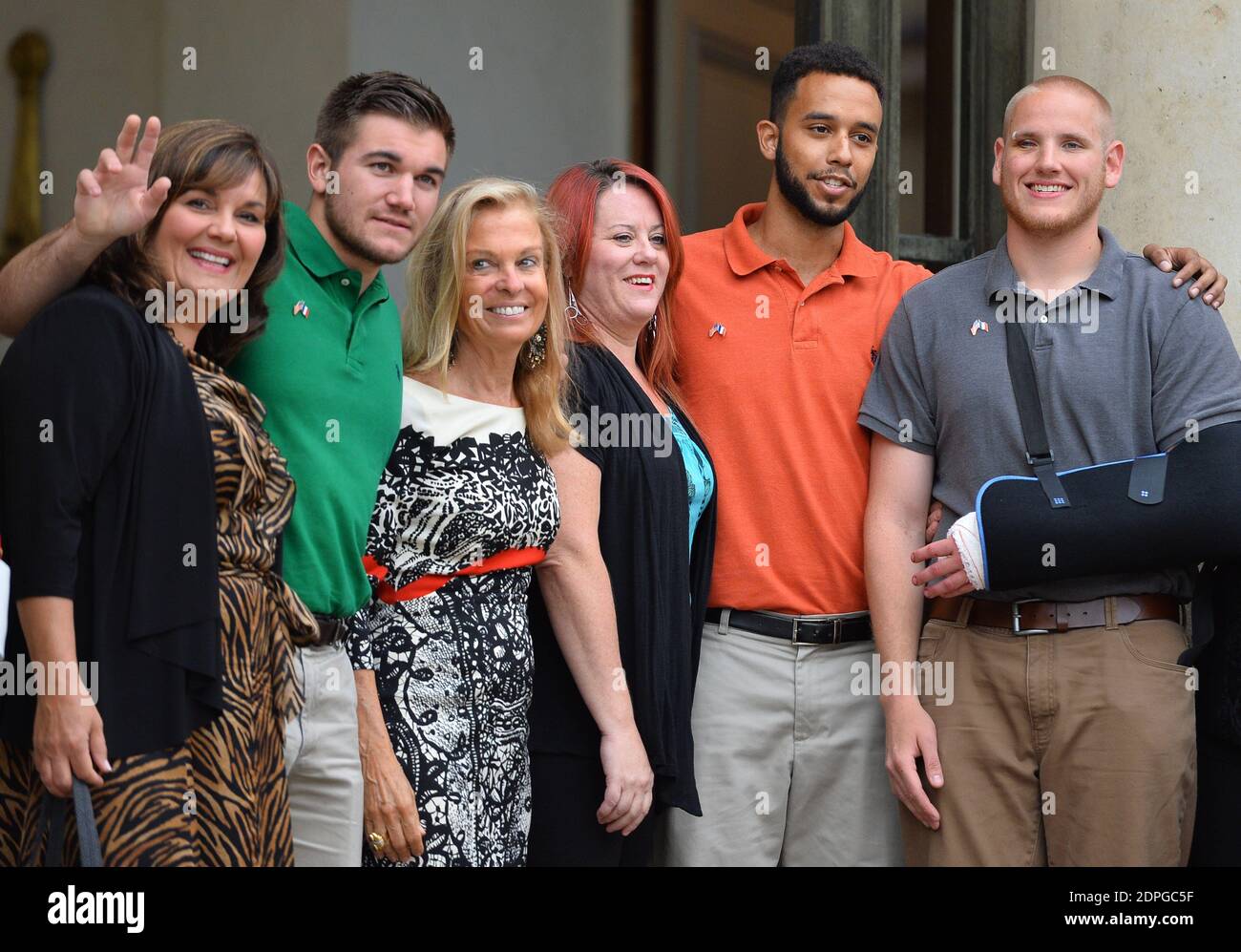 (L-R) il guardiere nazionale americano Alek Skarlatos, ambasciatore americano in Francia Jane D. Hartley, studente universitario Anthony Sadler e statunitense Airman Spencer Stone che arriva per una cerimonia di premiazione al Palazzo Elysee a Parigi, Francia il 24 agosto 2015. I tre amici americani e il britannico Chris Norman hanno ricevuto la medaglia Legione d'onore per il coraggio. Hanno impedito un massacro a bordo di un treno ad alta velocità Thalys durante il tragitto per Parigi da Amsterdam venerdì, quando un artigliere marocchino fortemente armato noto come Ayoub El Khazzani ha aperto il fuoco. Foto di Christian Liegi/ABACAPRESS.COM Foto Stock