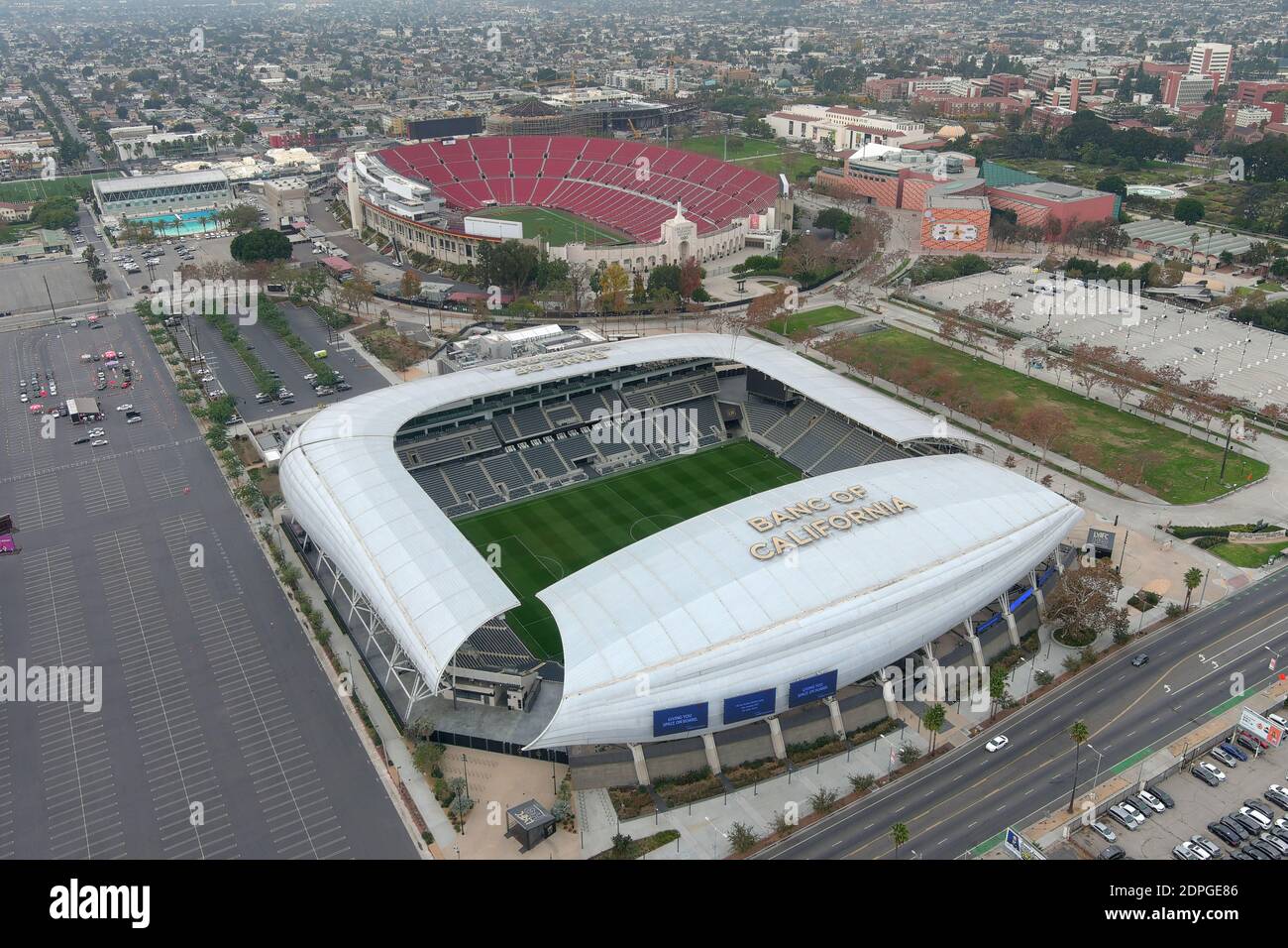 Vista generale del Banc of California Stadium e del Los Angeles Memorial Coliseum, lunedì 7 dicembre 2020, a Los Angeles. Foto Stock