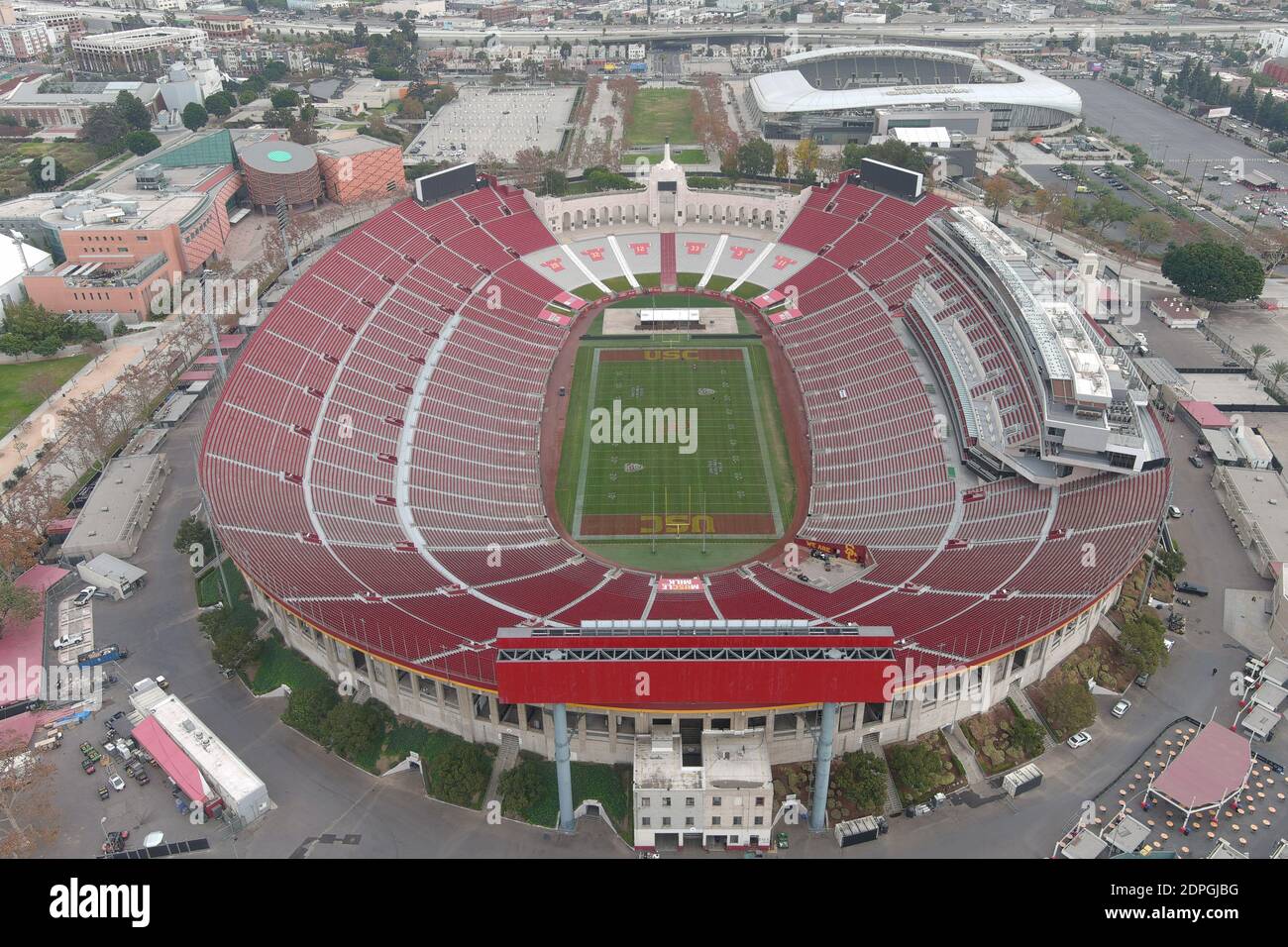 Vista generale del Los Angeles Memorial Coliseum e del Banc of California Stadium, lunedì 7 dicembre 2020, a Los Angeles. Foto Stock