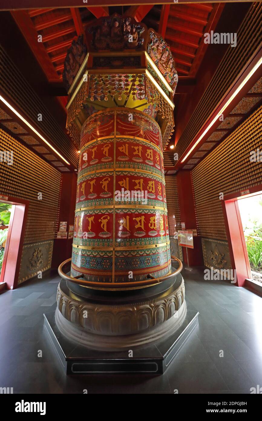 Buddha Tooth Relic Temple Prayer Bell Hall, 288 South Bridge Rd, Singapore 058840, grande ruota di preghiera del Buddha Foto Stock