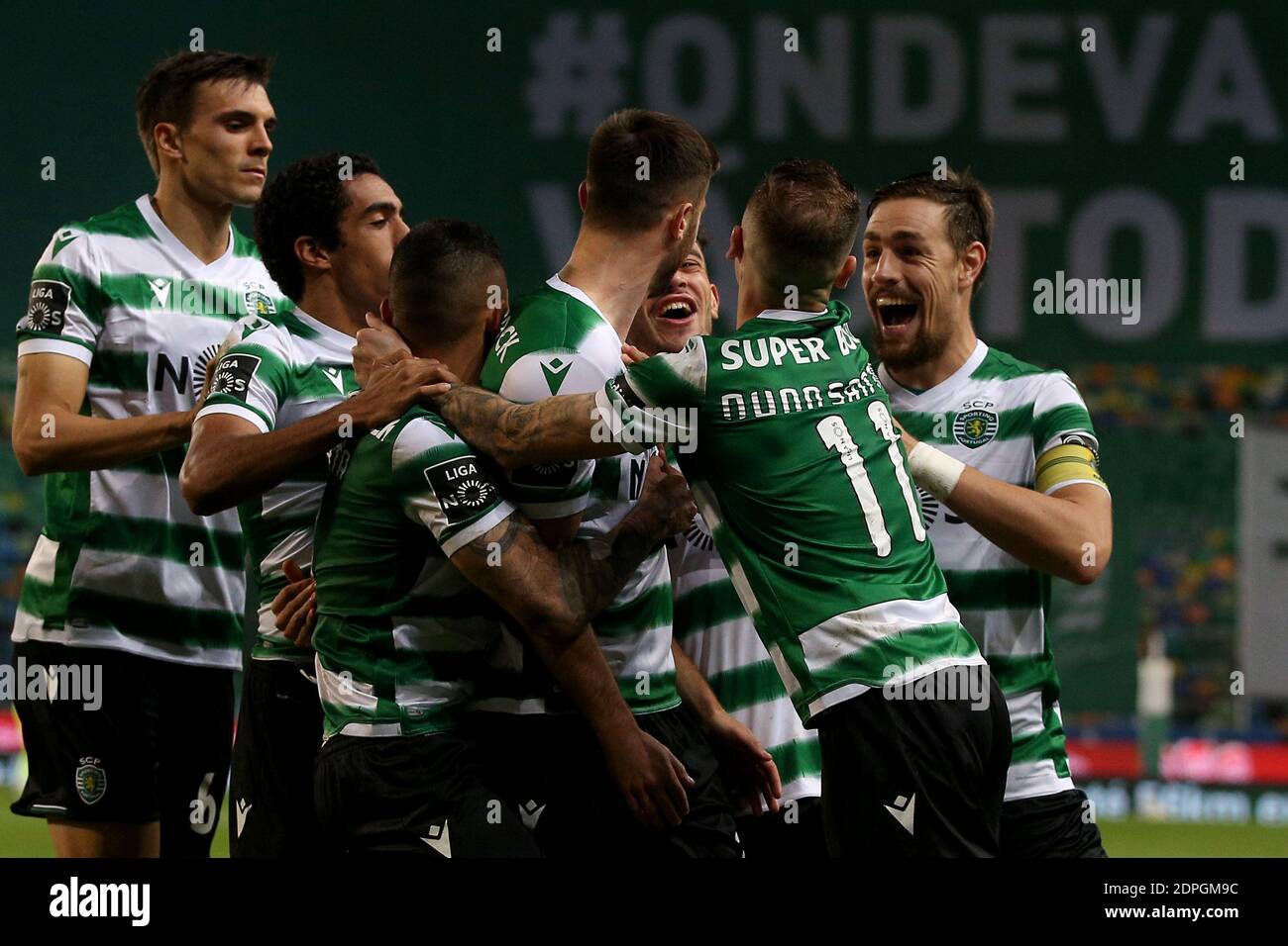 Lisbona, Portogallo. 19 dicembre 2020. Andraz Sporar of Sporting CP (C) festeggia con i compagni di squadra dopo aver segnato la partita di calcio della Portuguese League tra Sporting CP e SC Farense allo stadio Jose Alvalade di Lisbona, Portogallo, il 19 dicembre 2020. Credit: Pedro Feuza/ZUMA Wire/Alamy Live News Foto Stock