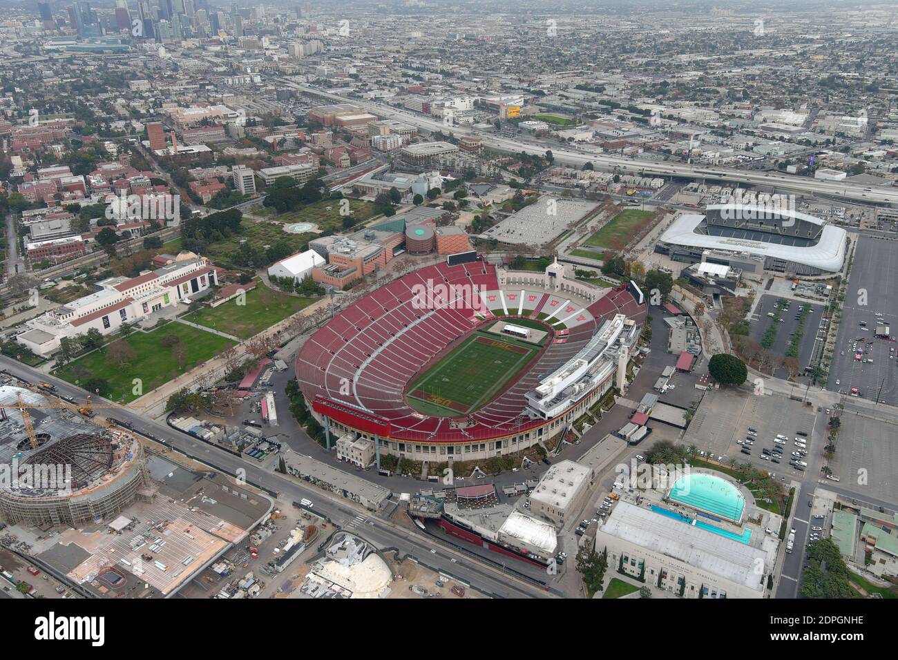 Vista generale del Los Angeles Memorial Coliseum e del Banc of California Stadium, lunedì 7 dicembre 2020, a Los Angeles. Foto Stock