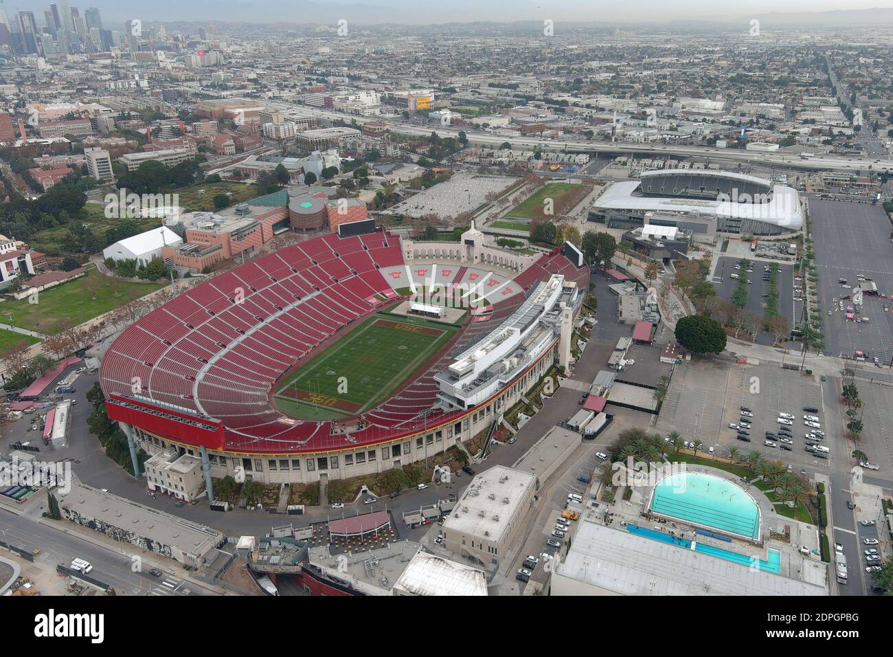 Vista generale del Los Angeles Memorial Coliseum e del Banc of California Stadium, lunedì 7 dicembre 2020, a Los Angeles. Foto Stock