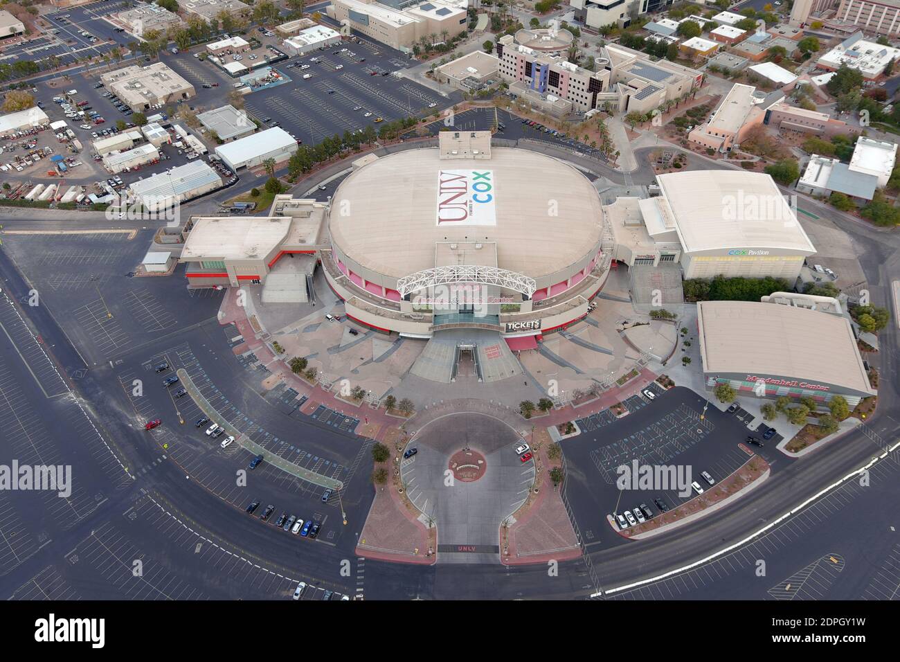 Una vista aerea del Thomas & Mack Center dell'Università del Nevada Las Vegas, giovedì 17 dicembre 2020, a Las Vegas. L'arena è la sede della Foto Stock