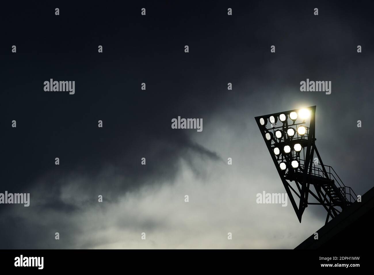 Nuvole scure sopra un proiettore durante la partita del campionato Sky Bet  al Brentford Community Stadium, Londra Foto stock - Alamy