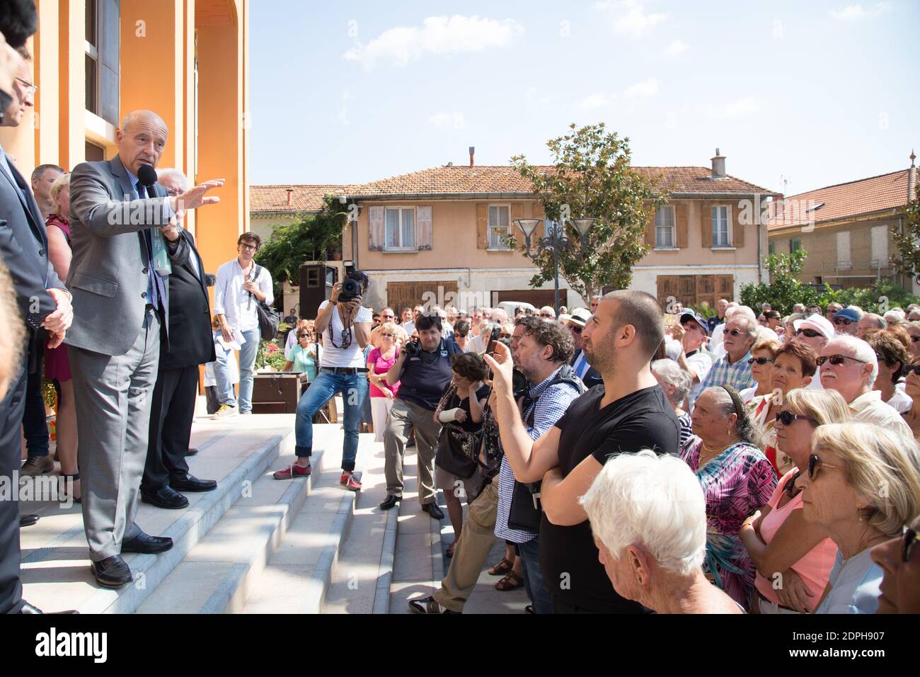 Il sindaco di Bordeaux e candidato alle elezioni primarie del partito dei Repubblicani Alain Juppe si rivolge ai cittadini di la Londe durante una visita al sito delle inondazioni mortali del 2014 novembre, a la Londe Les Maures, Francia meridionale, il 9 settembre 2015. Juppe è venuto come parte del suo viaggio in Francia per incontrare i cittadini. Foto di Franck Bessiere/ABACAPRESS.COM Foto Stock