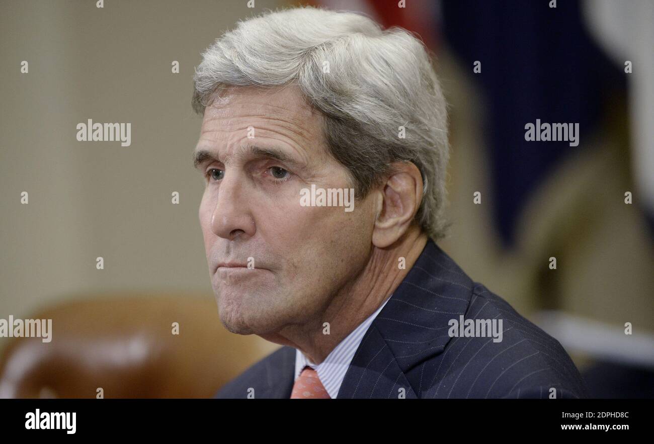 Il Segretario di Stato John Kerry partecipa a un incontro con un piccolo gruppo di veterani e madri Gold Star per discutere l'accordo nucleare con l'Iran nella Sala Roosevelt della Casa Bianca a Washington, DC, il 10 settembre 2015. Foto di Olivier Douliery/ABACAPRESS.COM Foto Stock