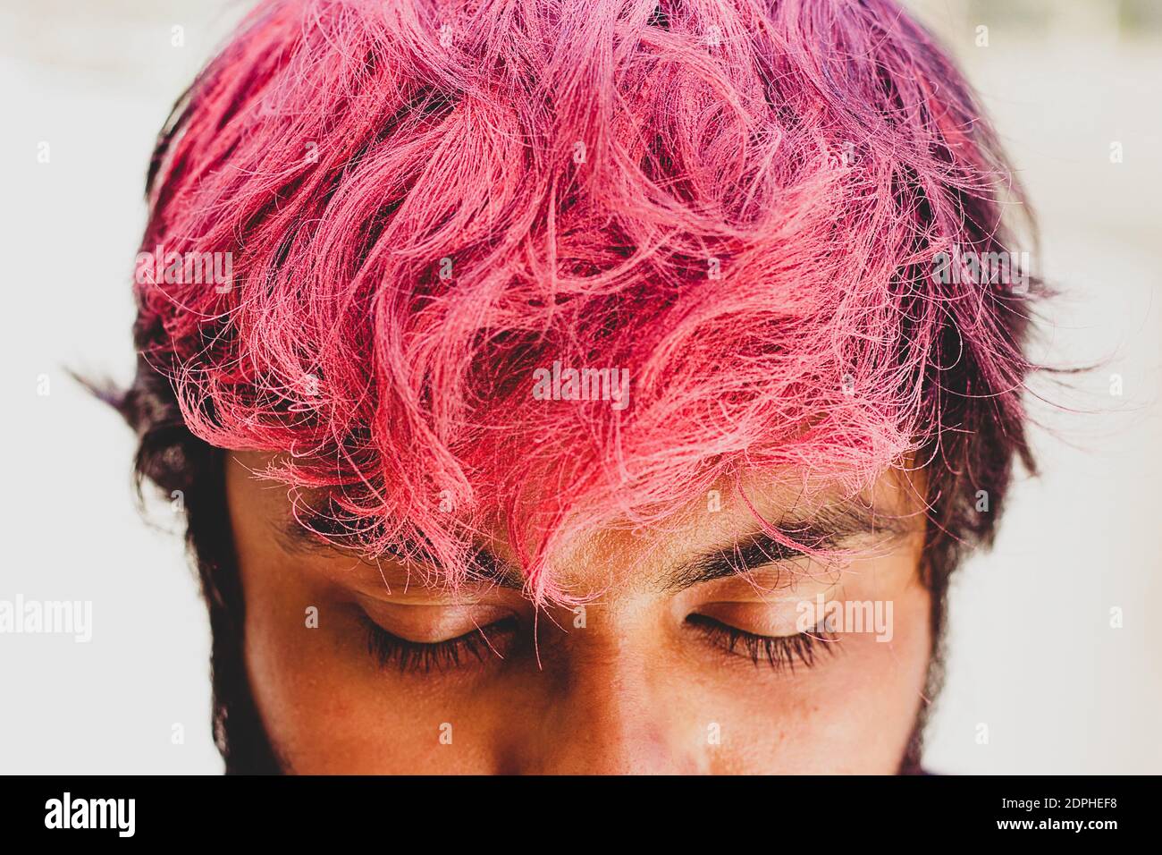 Primo piano dell'uomo con i capelli rosa Foto stock - Alamy