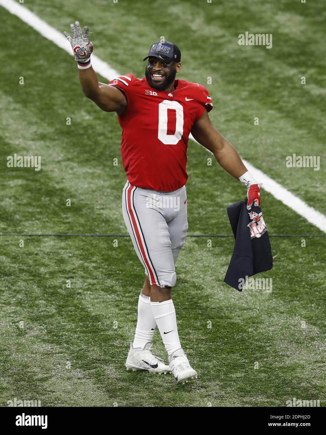 Indianapolis, Stati Uniti. 19 dicembre 2020. Ohio state Buckeyes Jonathan Cooper ondeggia con i membri della famiglia dopo che i Buckeyes hanno sconfitto i Northwestern Wildcats nella partita dei Big Ten Championship sabato 19 dicembre 2020 a Indianapolis, Indiana. Foto di Aaron Josefczyk/UPI Credit: UPI/Alamy Live News Foto Stock