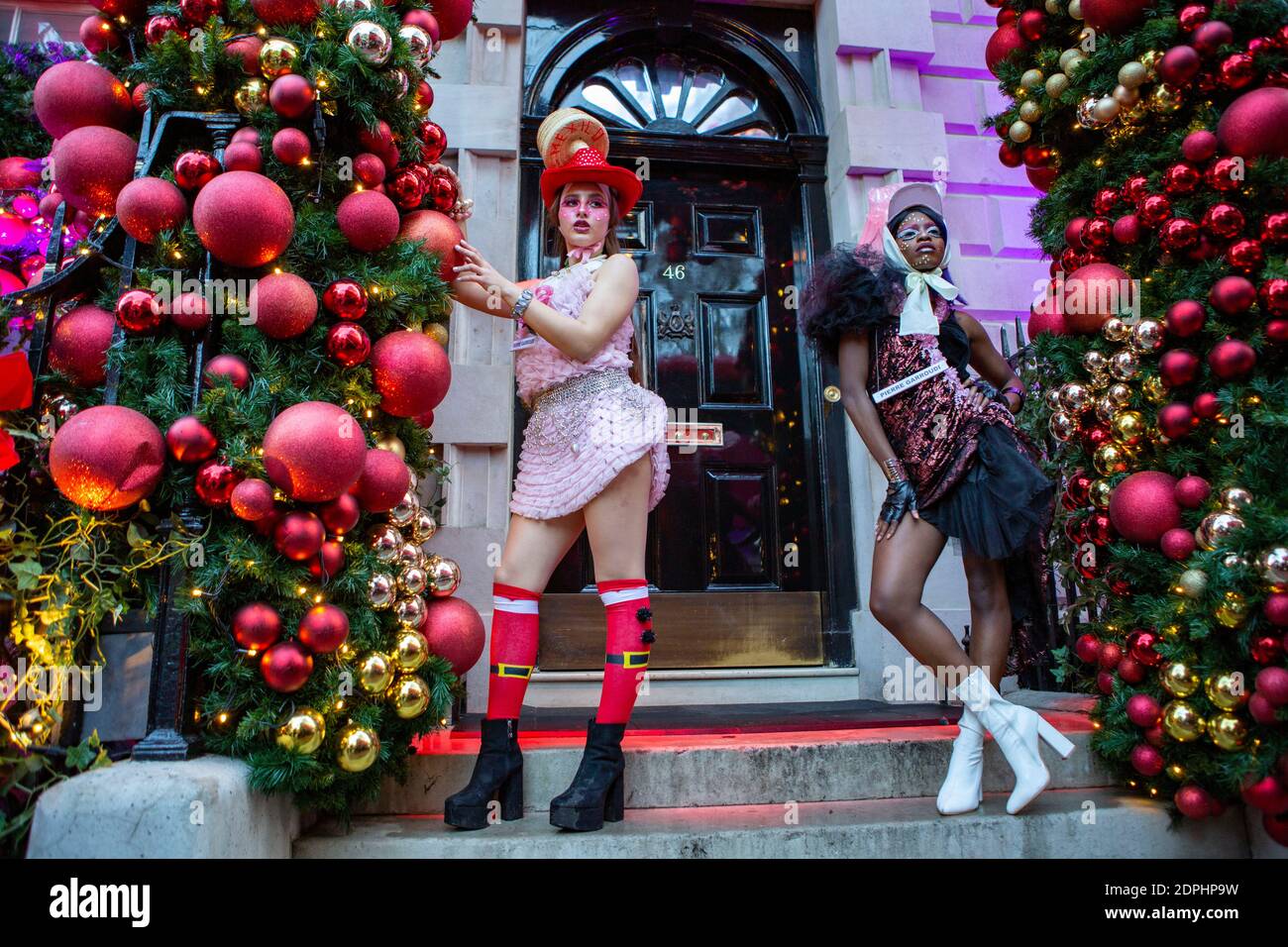 Londra, Regno Unito. 19 dicembre 2020. Pierre Garroudi modelli visti in posa fuori Annabel's Club Mayfair, Londra. Credit: Pietro Recchia/SOPA Images/ZUMA Wire/Alamy Live News Foto Stock