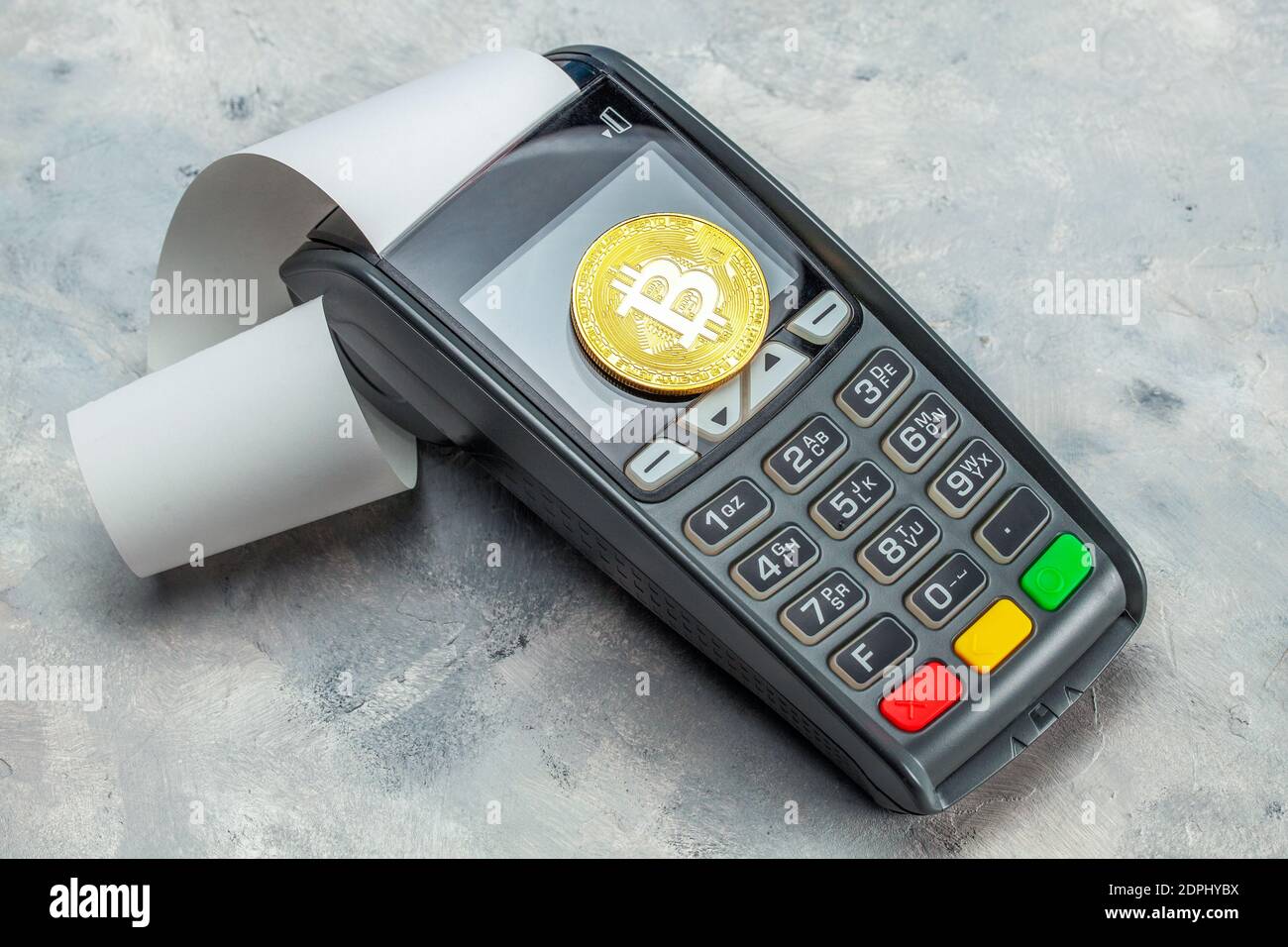 Pagamento Bitcoin. Terminale POS e moneta Bitcoin. Foto Stock