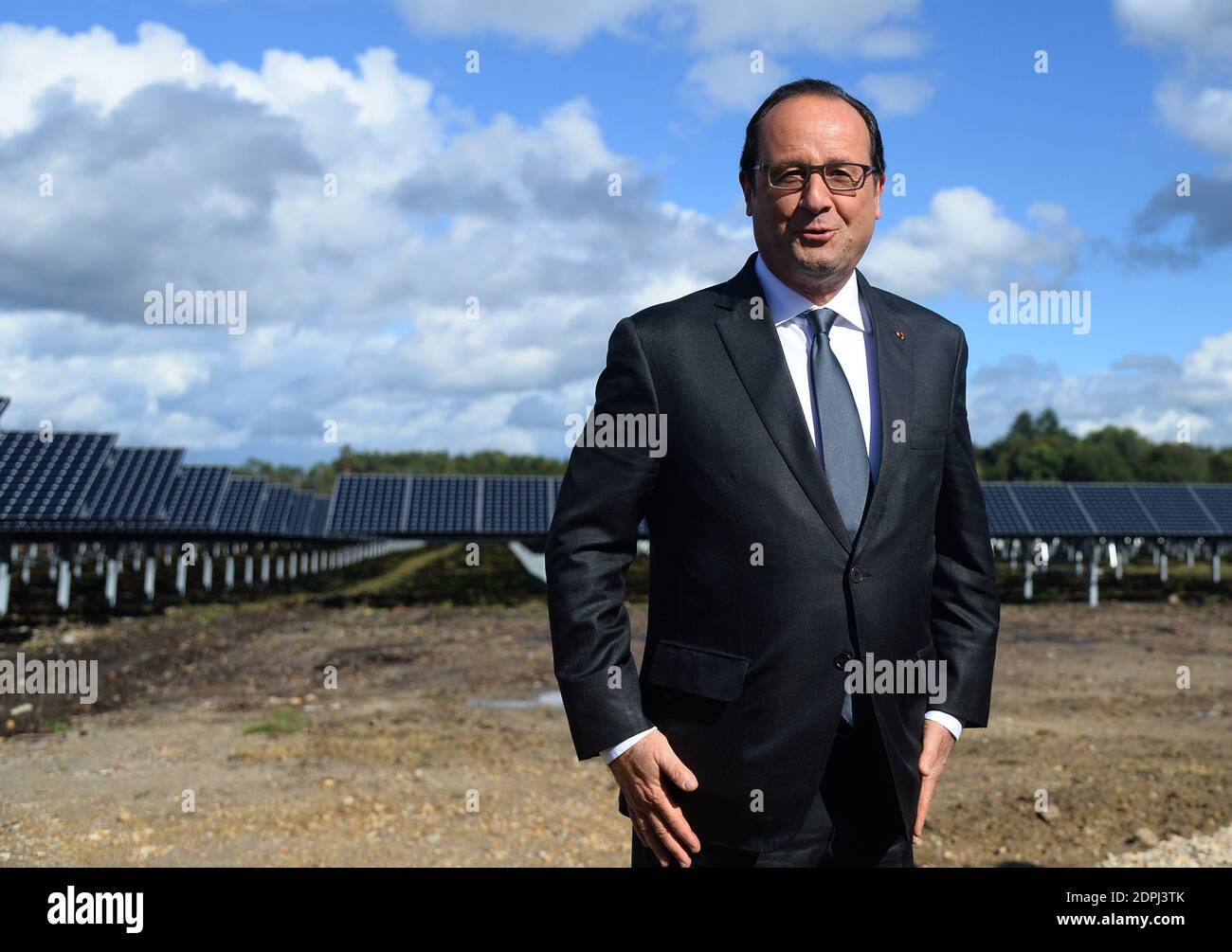 Il presidente francese Francois Hollande visita l'impianto solare fotovoltaico Roc du Doun a Gros-Chastang, dipartimento di Correze, Francia il 18 settembre 2015? Foto di Christian Liegi/ABACAPRESS.COM Foto Stock